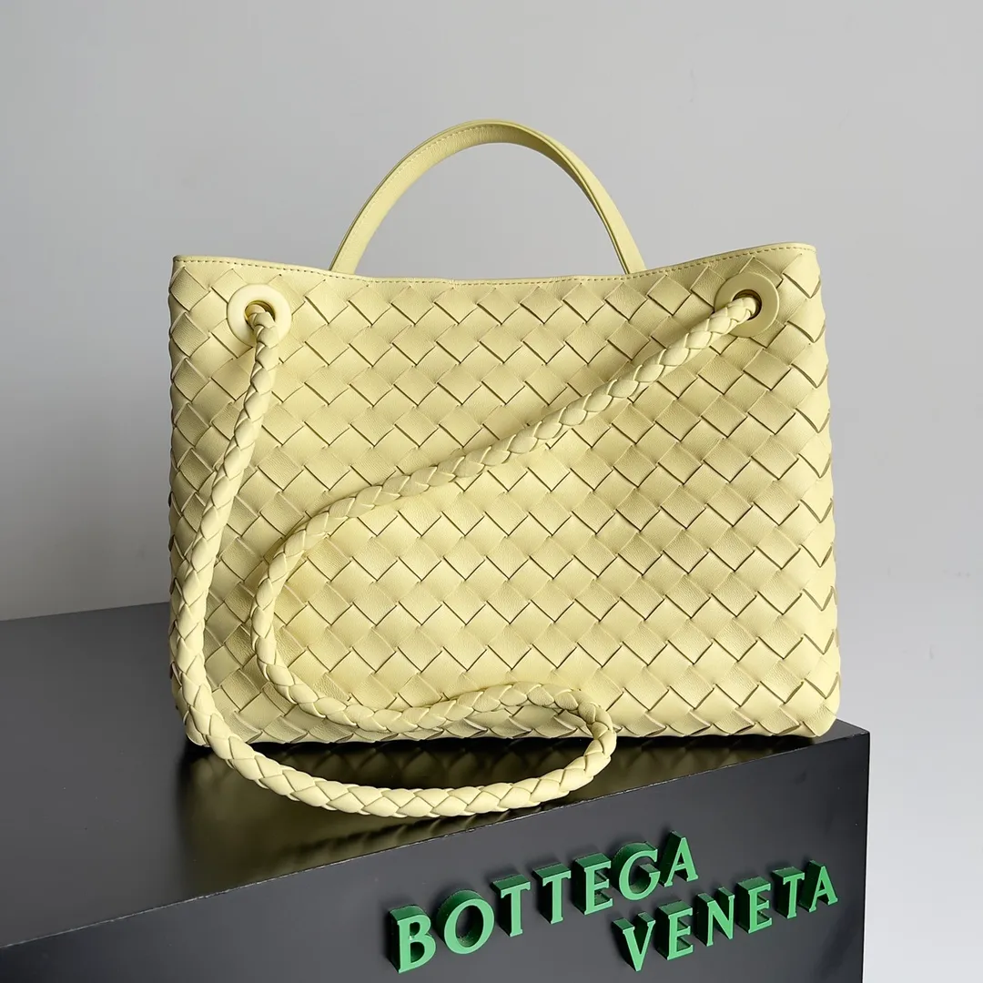 The 2023 new Andiamo batch of 2260 BV has been shipped‼ ️Really popular🔥The new Andiamo woven handbag launched by Bottega Veneta this season is really popular all over the world! ! Celebrities at home and abroad have worn it, and Oscar-winning actress Michelle Yeoh has taken it out on the street. Song Jia, Trai Yara, Yu Feihong, Sanji Ayaka, Rosie Hunting-Whiteley, Yoshioka Riho, etc. have all picked up this bag. It is classic and versatile, showing off its temperament, and the bag capacity is also large, which is very convenient for daily commuting! ! A variety of carrying methods, the shoulder straps can be adjusted by yourself, the original lambskin feels soft and delicate, and the unisex style breaks the gender boundaries and brings a more practical and long-lasting use experience. Andiamo, which has both elegant and casual styles, perfectly interprets the true appearance of "fashionable old money style". Style number: 743572 Size: 32*24*12
